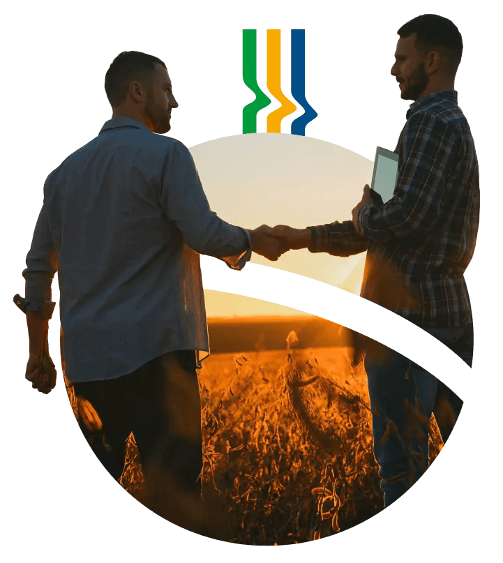 Agricultores apertando as mãos no campo