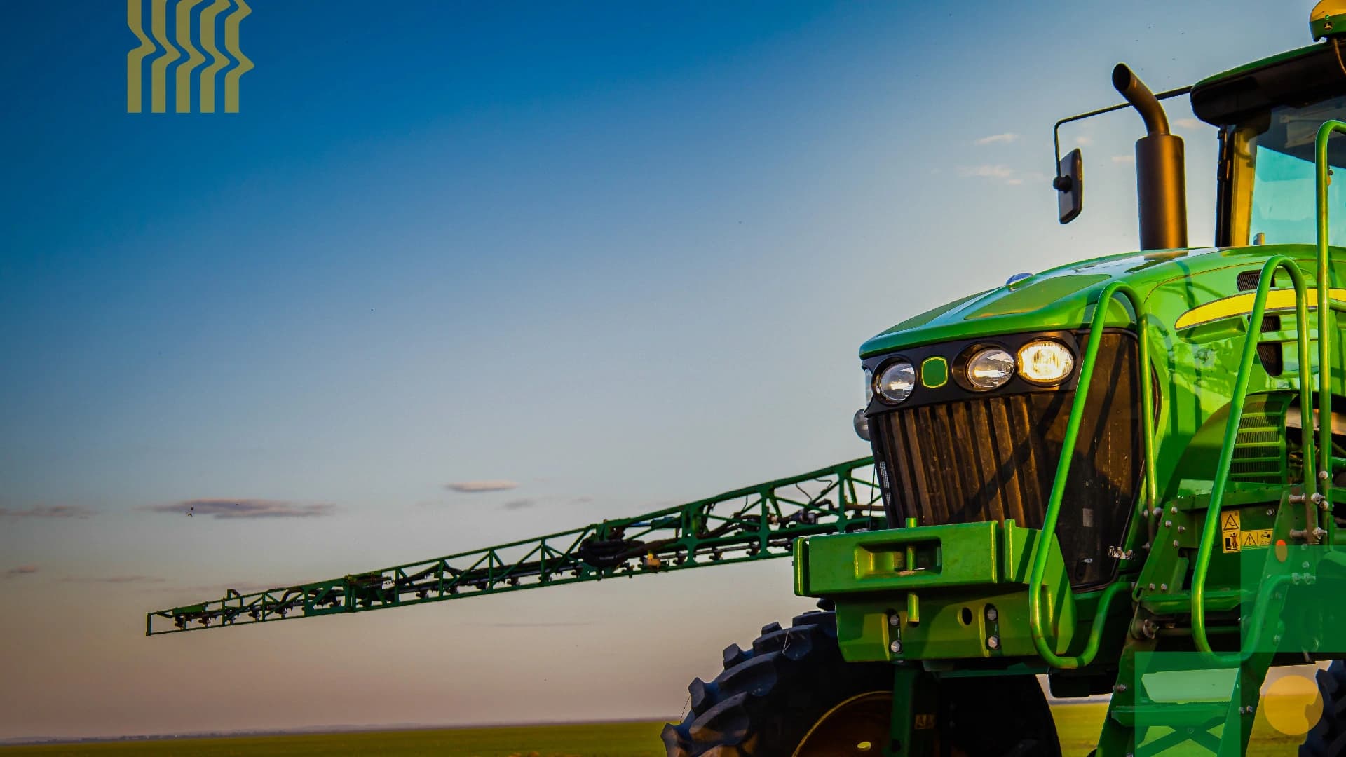 Trator amarelo colhendo